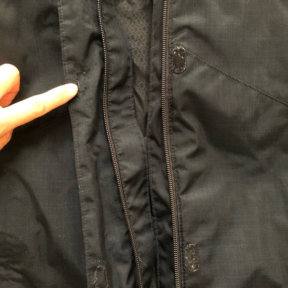 Columbia women’s hood waterproof jacket flaw - Picture 8 of 13
